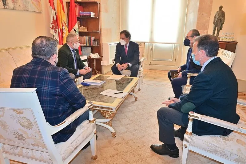 Encuentro en el Ayuntamiento del alcalde de Salamanca, Carlos García Carbayo, con el presidente de la Junta de Semana Santa, Francisco Hernández Mateo
