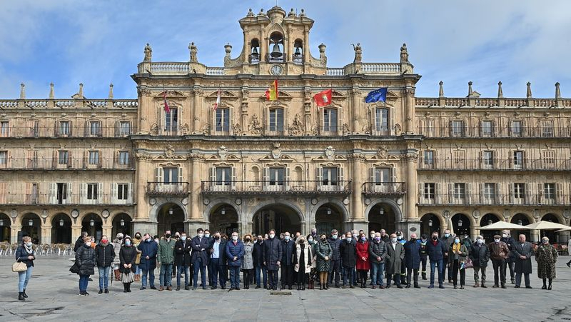Minuto de silencio en la Plaza Mayor de Salamanca con motivo del decimo octavo aniversario del atentado del '11-M' y el Día Europeo de las Víctimas del Terrorismo