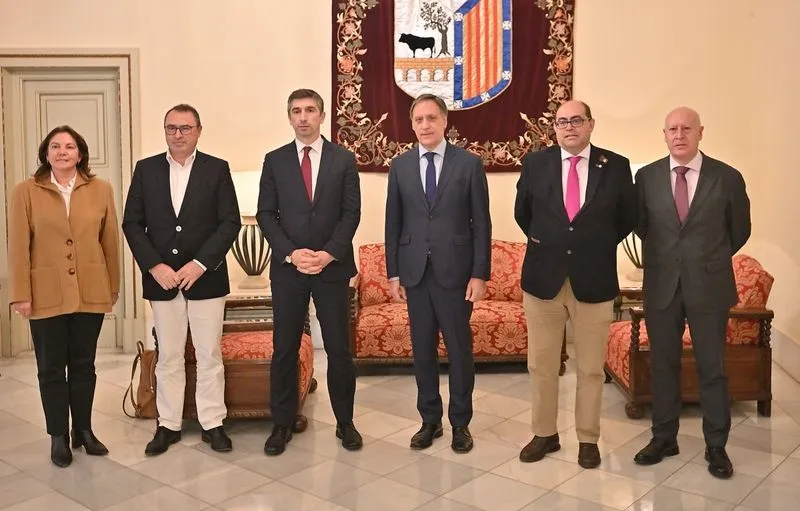 El alcalde de Salamanca, Carlos García Carbayo, junto a representantes del Puerto de Leixões