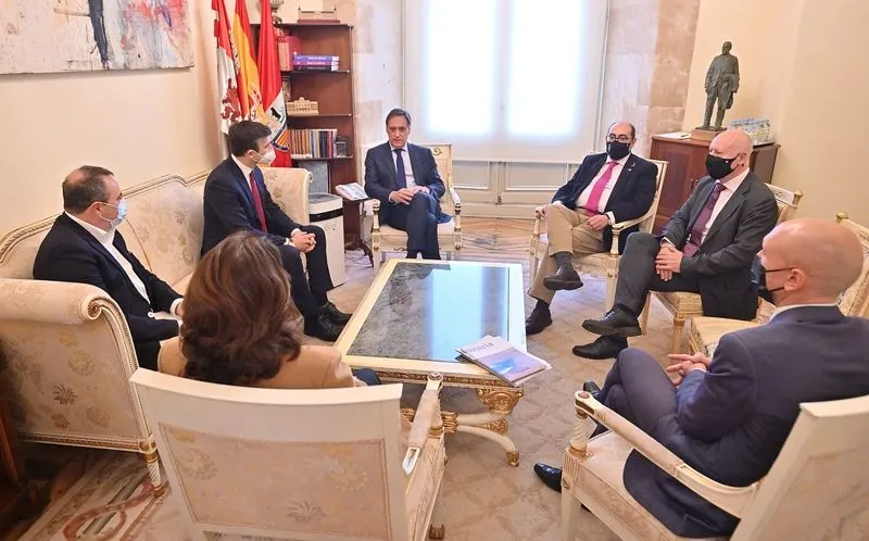 El alcalde de Salamanca, Carlos García Carbayo, junto a representantes del Puerto de Leixões