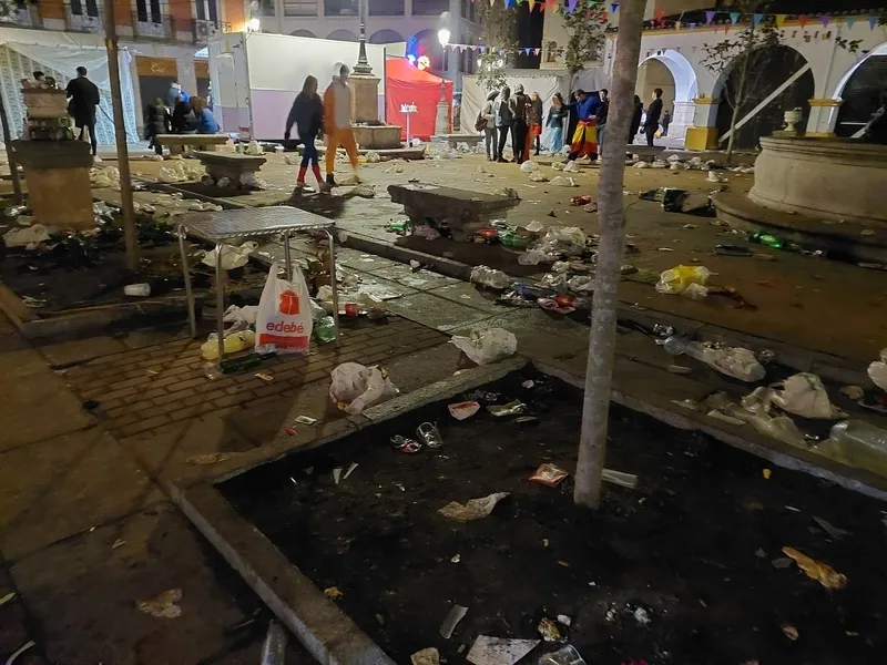 Foto 2 - La Plazuela del Buen Alcalde empieza a &lsquo;renacer&rsquo; tras el &lsquo;tsunami&rsquo; carnavalero 