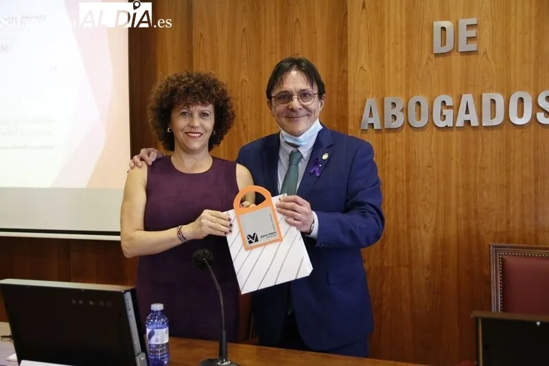 Entrega en Colegio de Abogados de Salamanca del premio Beatriz de Galindo a  Mª Auxiliadora Díaz Velázquez, titular del Juzgado de Violencia contra la mujer nº2 de Las Palmas de Gran Canaria. Foto de David Sañudo
