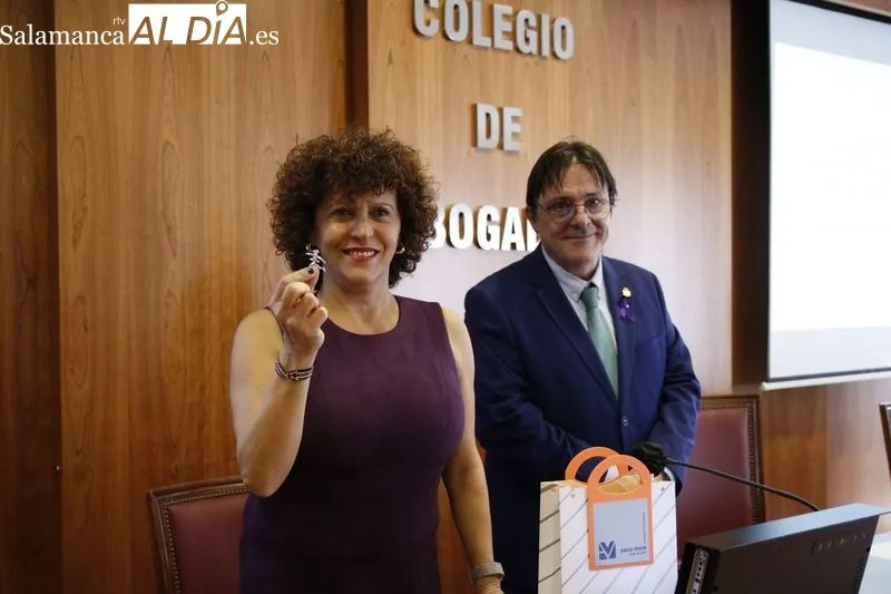 Entrega en Colegio de Abogados de Salamanca del premio Beatriz de Galindo a  Mª Auxiliadora Díaz Velázquez, titular del Juzgado de Violencia contra la mujer nº2 de Las Palmas de Gran Canaria. Foto de David Sañudo