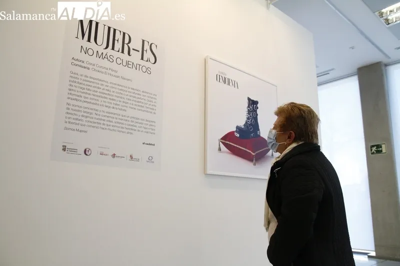 Inauguración de la exposición 'MUJER-ES', de la artista Coral Corona, en el CMI 'El Charro'. Fotos: David Sañudo