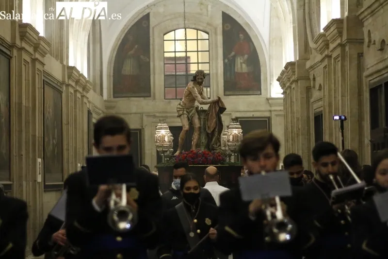 Vía Crucis de la Hermandad de Jesús Flagelado en el claustro de la Universidad Pontificia. Fotos: David Sañudo