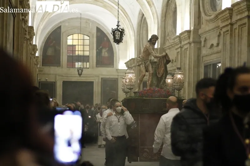 Vía Crucis de la Hermandad de Jesús Flagelado en el claustro de la Universidad Pontificia. Fotos: David Sañudo