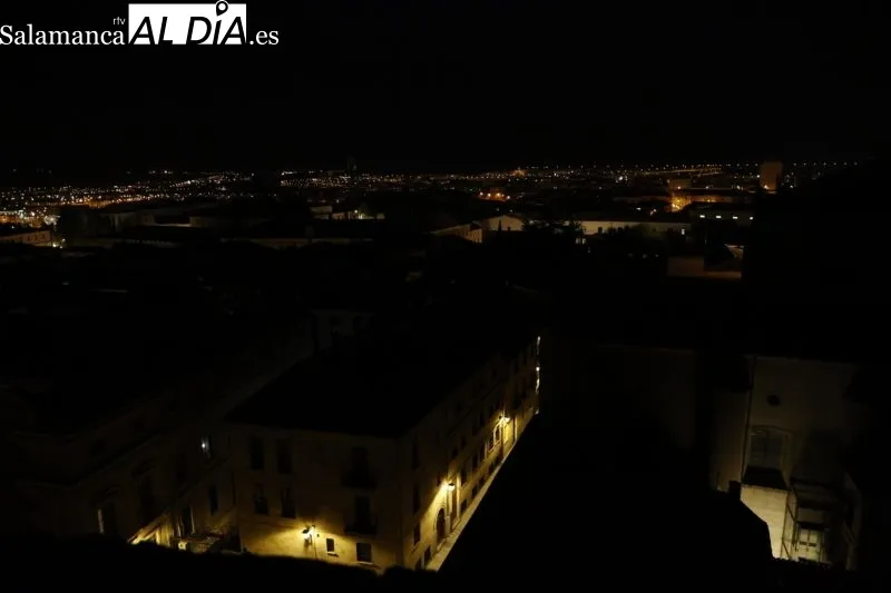Los monumentos de Salamanca vuelven a apagar su iluminación en la Hora del Planeta - Fotos: David Sañudo
