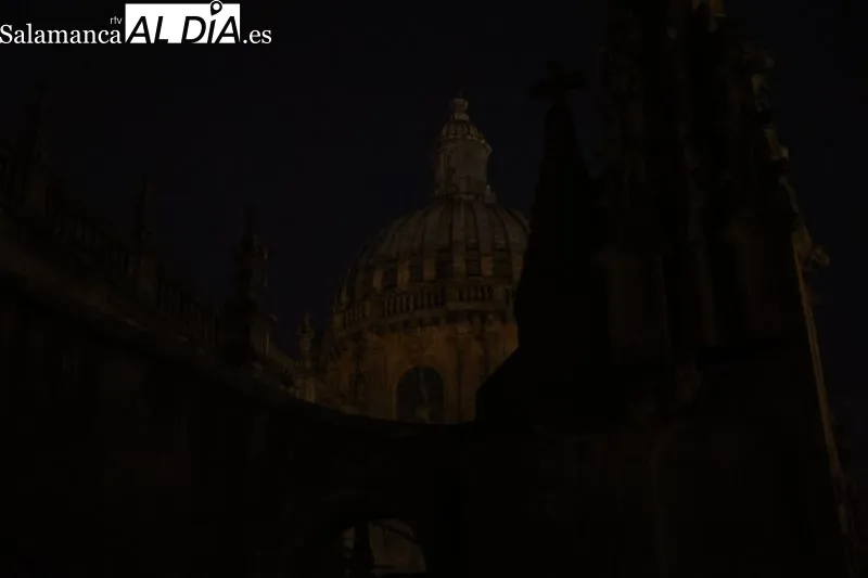 Los monumentos de Salamanca vuelven a apagar su iluminación en la Hora del Planeta - Fotos: David Sañudo