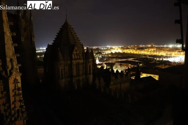 Los monumentos de Salamanca vuelven a apagar su iluminación en la Hora del Planeta - Fotos: David Sañudo