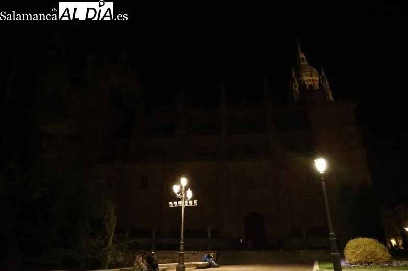 Los monumentos de Salamanca vuelven a apagar su iluminación en la Hora del Planeta - Fotos: David Sañudo