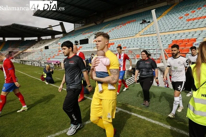 Foto 8 - El Salamanca UDS se agarra a la salvaci&oacute;n con fuerza ante el Navalcarnero con milagro incluido en el a&ntilde;adido (1-0)