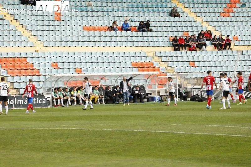 Foto 13 - El Salamanca UDS se agarra a la salvaci&oacute;n con fuerza ante el Navalcarnero con milagro incluido en el a&ntilde;adido (1-0)