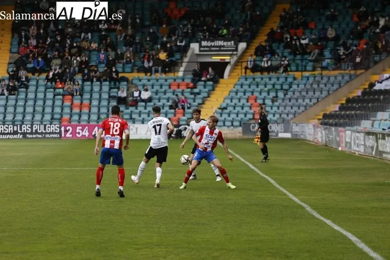 Foto 14 - El Salamanca UDS se agarra a la salvaci&oacute;n con fuerza ante el Navalcarnero con milagro incluido en el a&ntilde;adido (1-0)