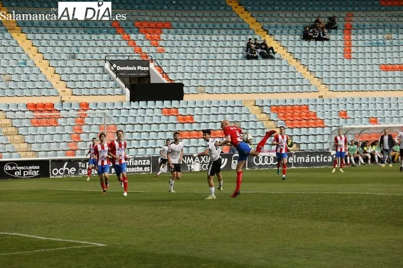 Foto 15 - El Salamanca UDS se agarra a la salvaci&oacute;n con fuerza ante el Navalcarnero con milagro incluido en el a&ntilde;adido (1-0)