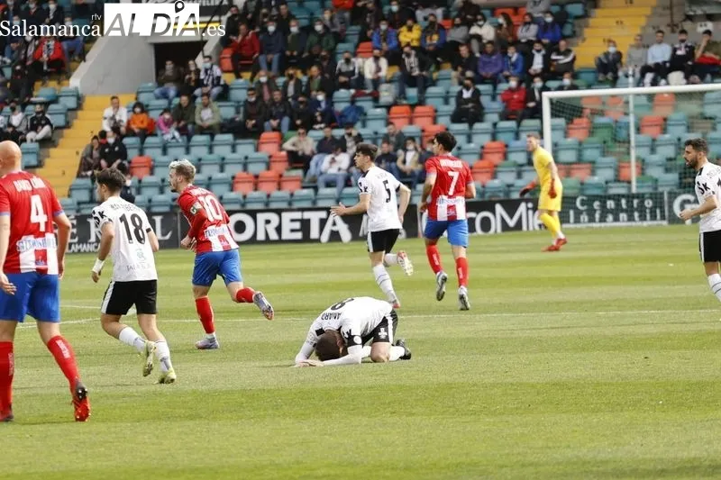 Foto 17 - El Salamanca UDS se agarra a la salvaci&oacute;n con fuerza ante el Navalcarnero con milagro incluido en el a&ntilde;adido (1-0)