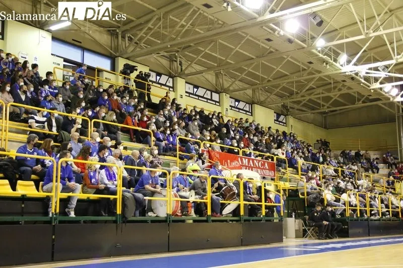 Foto 2 - El Perfumer&iacute;as Avenida presume de la Copa de la Reina delante de su afici&oacute;n