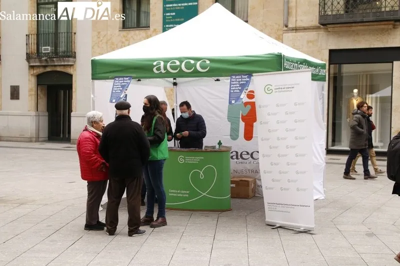 Campaña para la Prevención del Cáncer de Colon, organizada por la AECC en la plaza del Liceo. Foto de David Sañudo