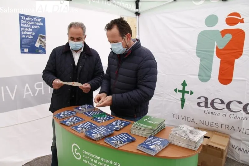 Campaña para la Prevención del Cáncer de Colon, organizada por la AECC en la plaza del Liceo. Foto de David Sañudo