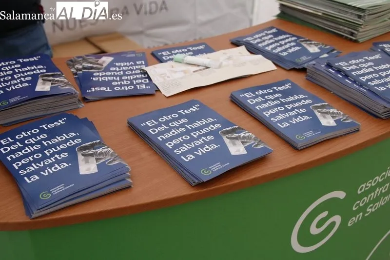 Campaña para la Prevención del Cáncer de Colon, organizada por la AECC en la plaza del Liceo. Foto de David Sañudo