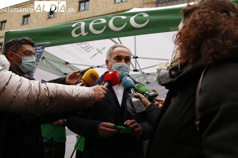 Campaña para la Prevención del Cáncer de Colon, organizada por la AECC en la plaza del Liceo. Foto de David Sañudo