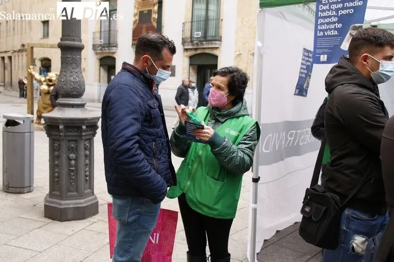 Campaña para la Prevención del Cáncer de Colon, organizada por la AECC en la plaza del Liceo. Foto de David Sañudo