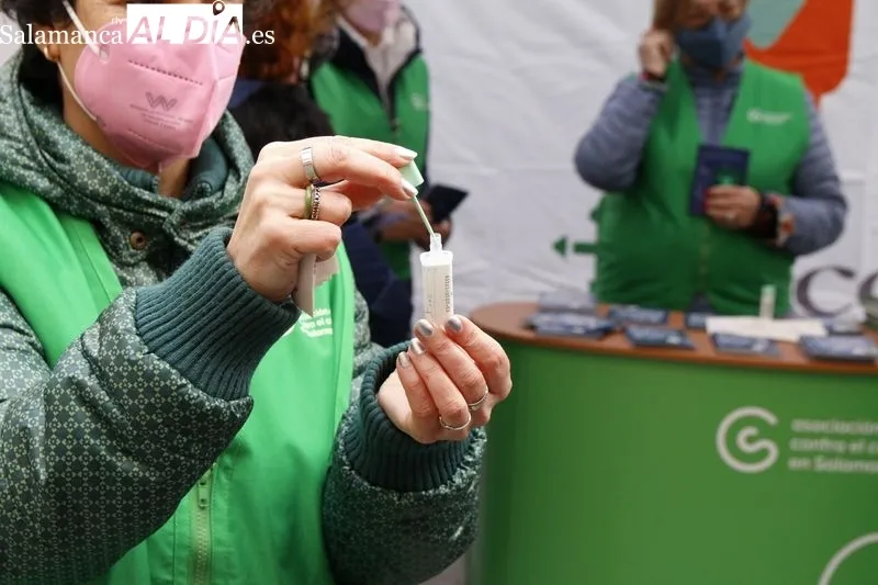 Campaña para la Prevención del Cáncer de Colon, organizada por la AECC en la plaza del Liceo. Foto de David Sañudo