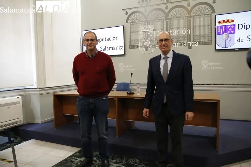 El presidente de la Diputación, Javier Iglesias, presenta el Plan de Apoyo Municipal 2022, en el palacio de La Salina. Foto de David Sañudo