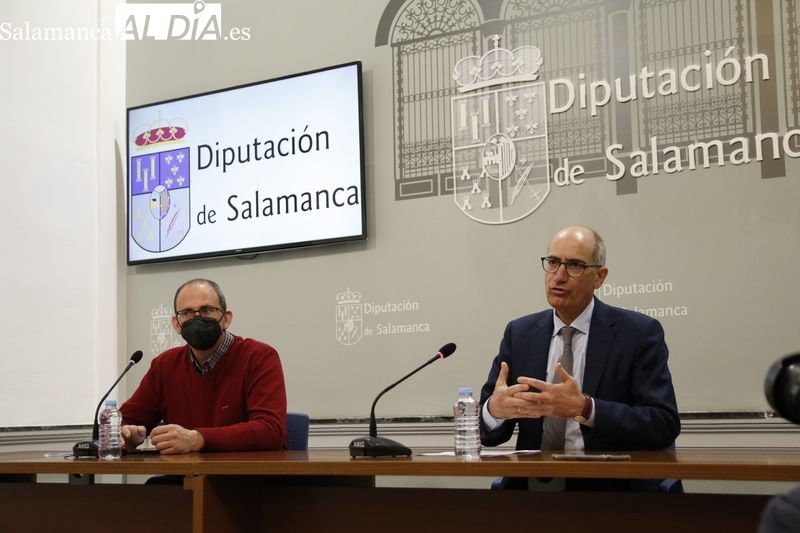 El presidente de la Diputación, Javier Iglesias, presenta el Plan de Apoyo Municipal 2022, en el palacio de La Salina. Foto de David Sañudo
