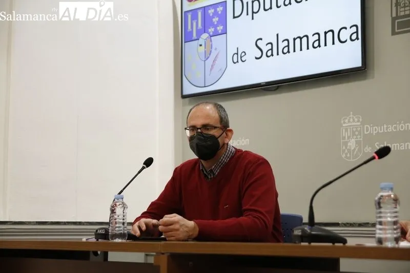 El presidente de la Diputación, Javier Iglesias, presenta el Plan de Apoyo Municipal 2022, en el palacio de La Salina. Foto de David Sañudo