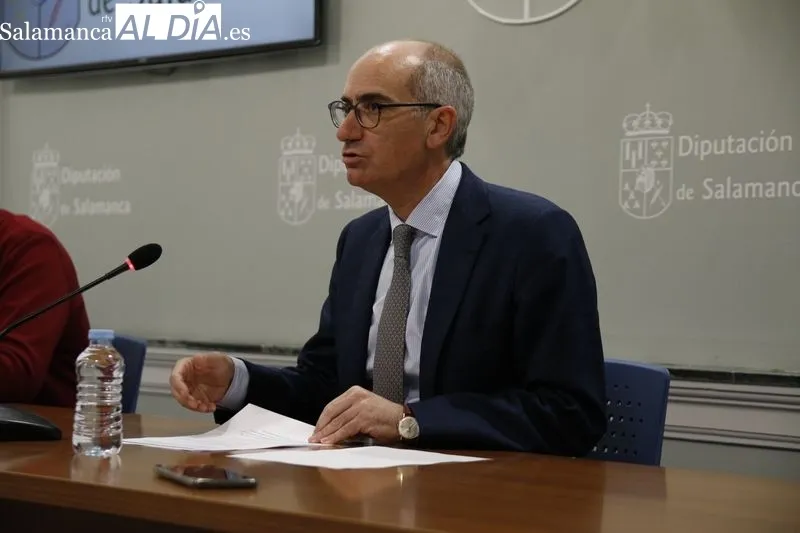 El presidente de la Diputación, Javier Iglesias, presenta el Plan de Apoyo Municipal 2022, en el palacio de La Salina. Foto de David Sañudo