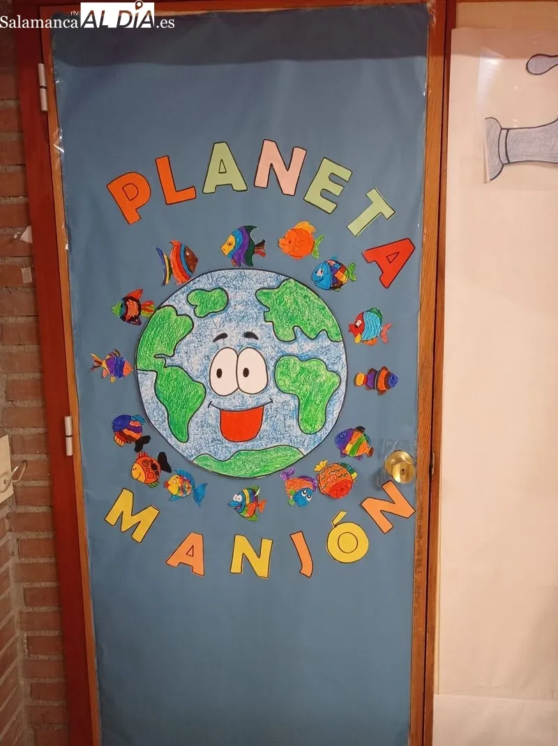 Jardineras caseras, diseñadas por los alumnos del CEIP Padre Manjón, en el patio de este colegio