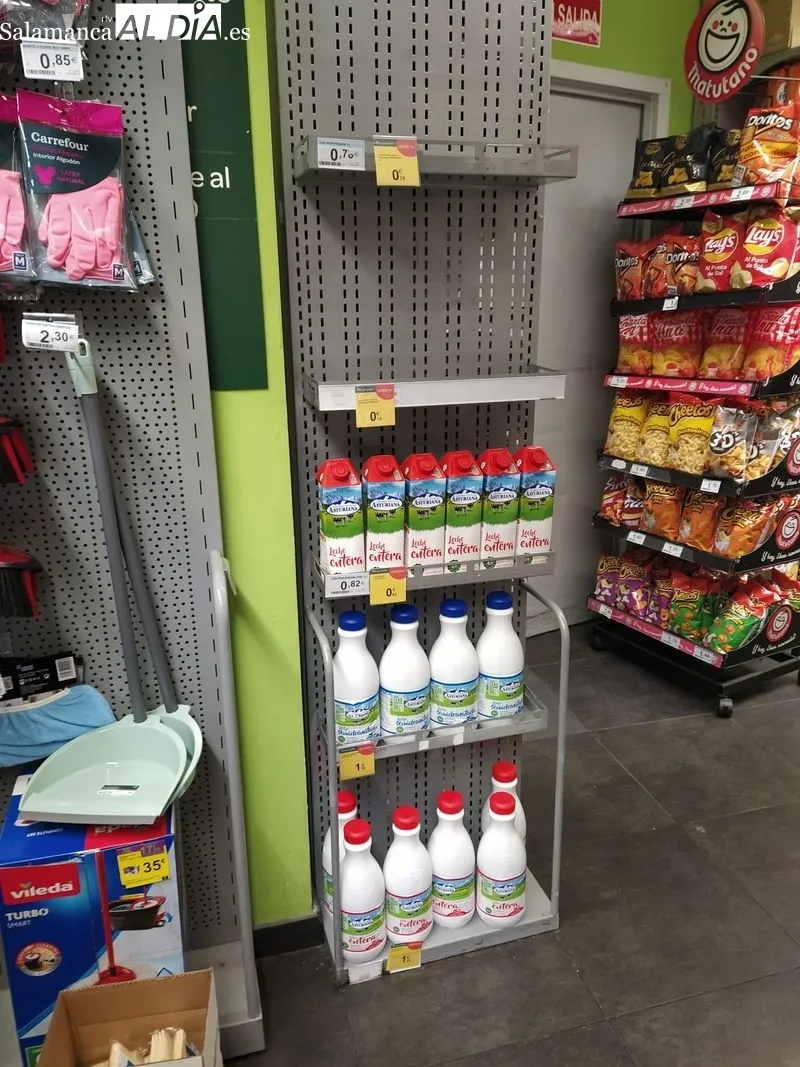 Estanterías del supermercado Carrefour en la Gran Vía