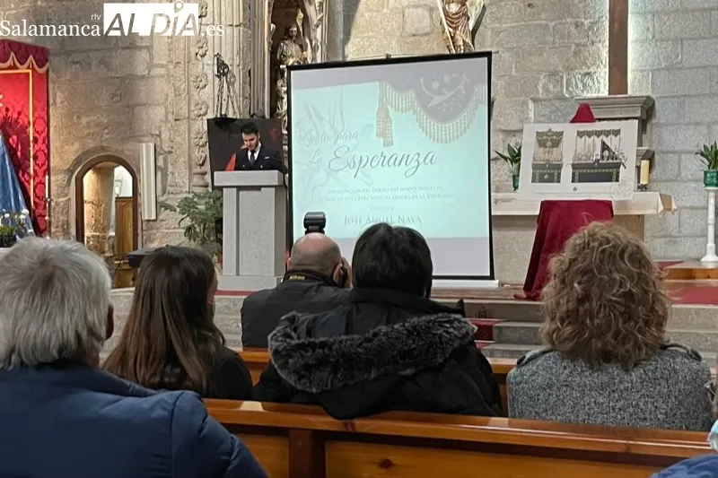 La iglesia parroquial acogía la presentación de la nueva imagen de palio de Nuestra Señora de la Esperanza 