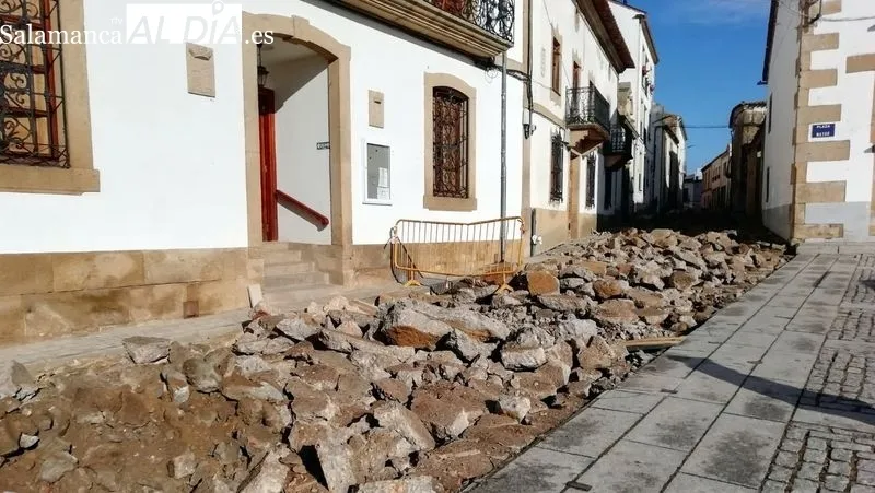 La calle está cerrada al tráfico rodado y peatonal