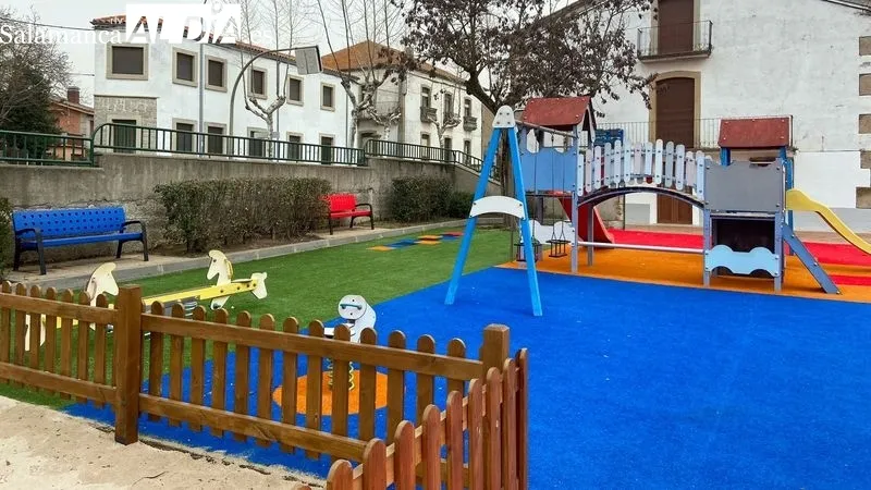 El parque infantil ofrece una nueva y colorida imagen