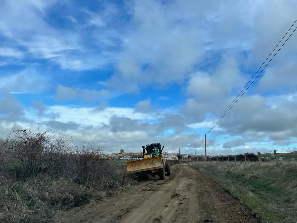Foto 4 - Limpieza de las m&aacute;rgenes de caminos con la motoniveladora de la Diputaci&oacute;n de Salamanca