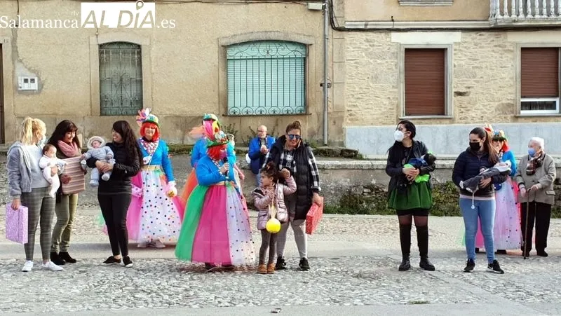 Desfile de disfraces y homenaje a los recién nacidos en el Lunes de Carnaval