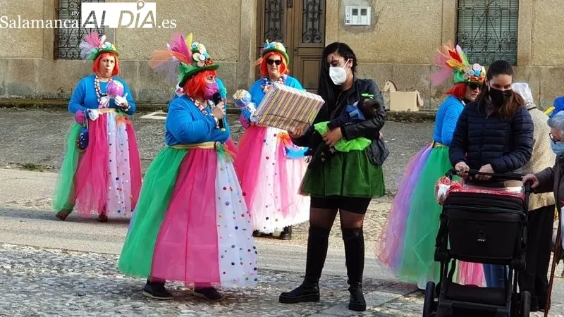 Desfile de disfraces y homenaje a los recién nacidos en el Lunes de Carnaval