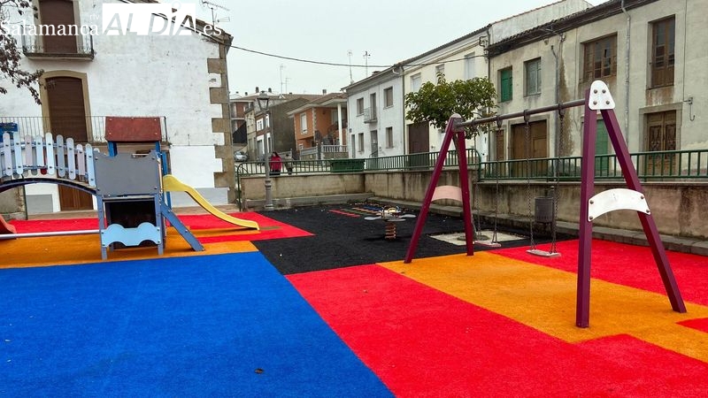 El parque infantil ofrece una nueva y colorida imagen