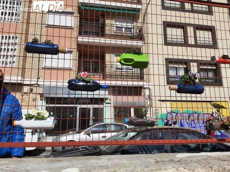 Jardineras caseras, diseñadas por los alumnos del CEIP Padre Manjón, en el patio de este colegio