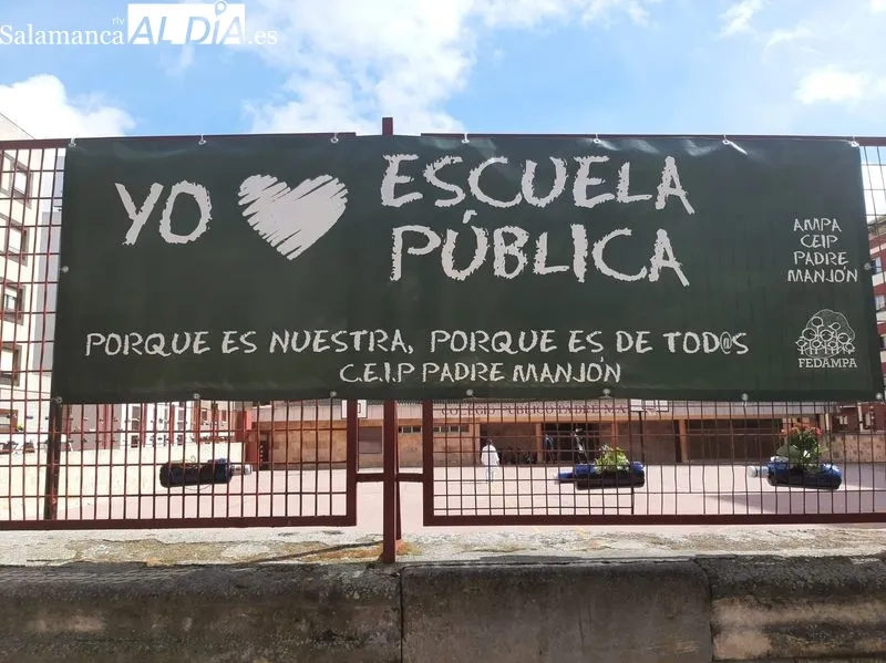 Jardineras caseras, diseñadas por los alumnos del CEIP Padre Manjón, en el patio de este colegio