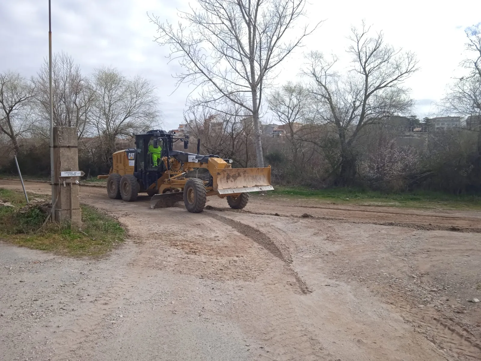 Foto 3 - Limpieza de las m&aacute;rgenes de caminos con la motoniveladora de la Diputaci&oacute;n de Salamanca