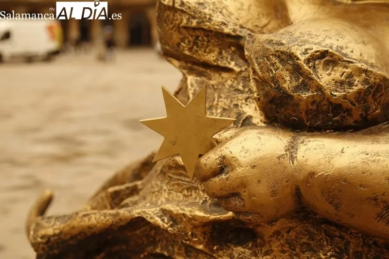 Escultura del artista Xu Hongfei, en la Plaza Mayor de Salamanca, sin el abanico que tenía en la mano con el logo que recuerda a la celebración de Ciudad Europea de la Cultura en 2002. Foto de David Sañudo