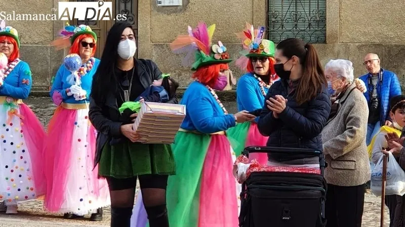 Desfile de disfraces y homenaje a los recién nacidos en el Lunes de Carnaval