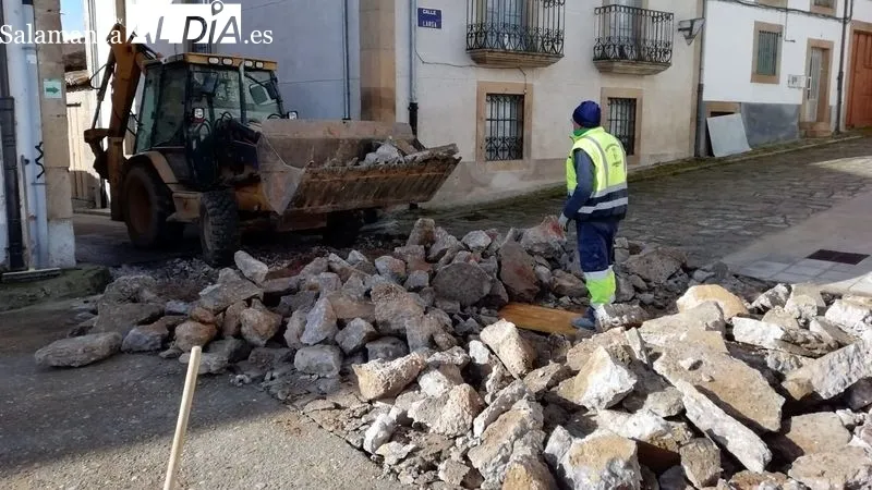 La calle está cerrada al tráfico rodado y peatonal