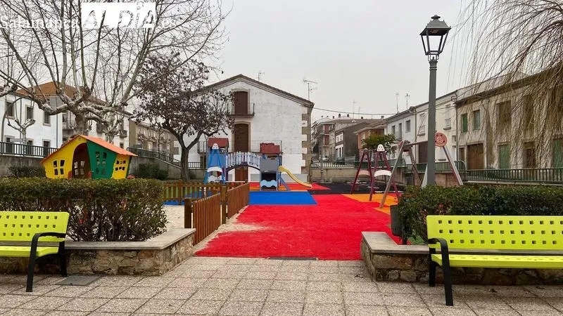 El parque infantil ofrece una nueva y colorida imagen