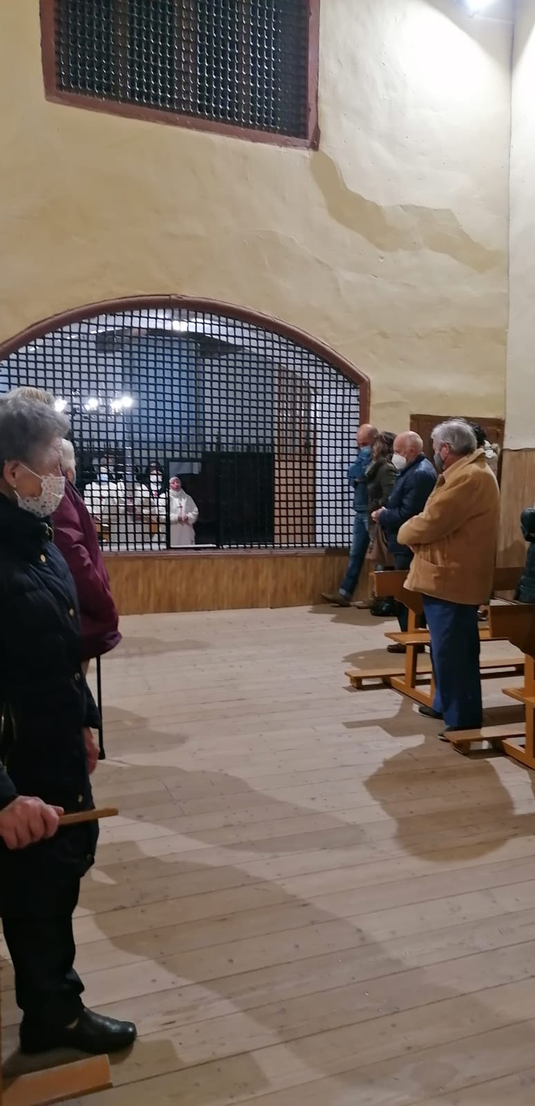Multitud de fieles se han querido despedir de las hermanas Trinitarias de Villoruela en su monasterio este sábado 