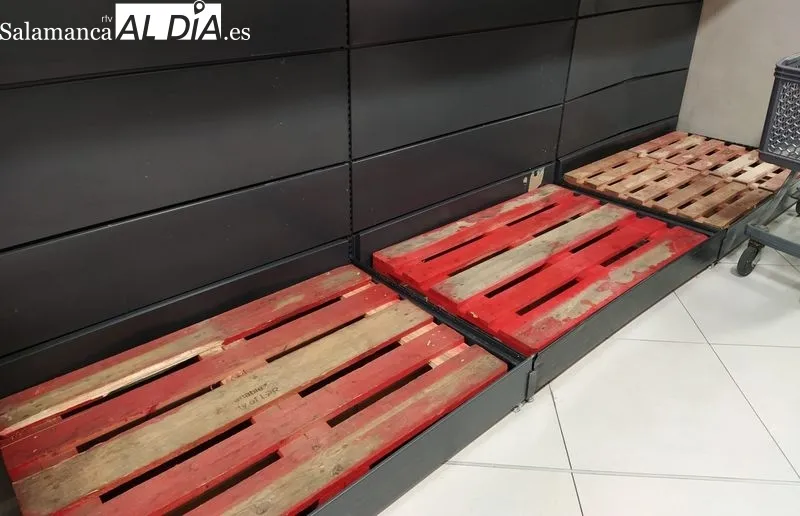 Estanterías vacías en la zona de lácteos de un popular supermercado salmantino, en la avenida de los Cipreses