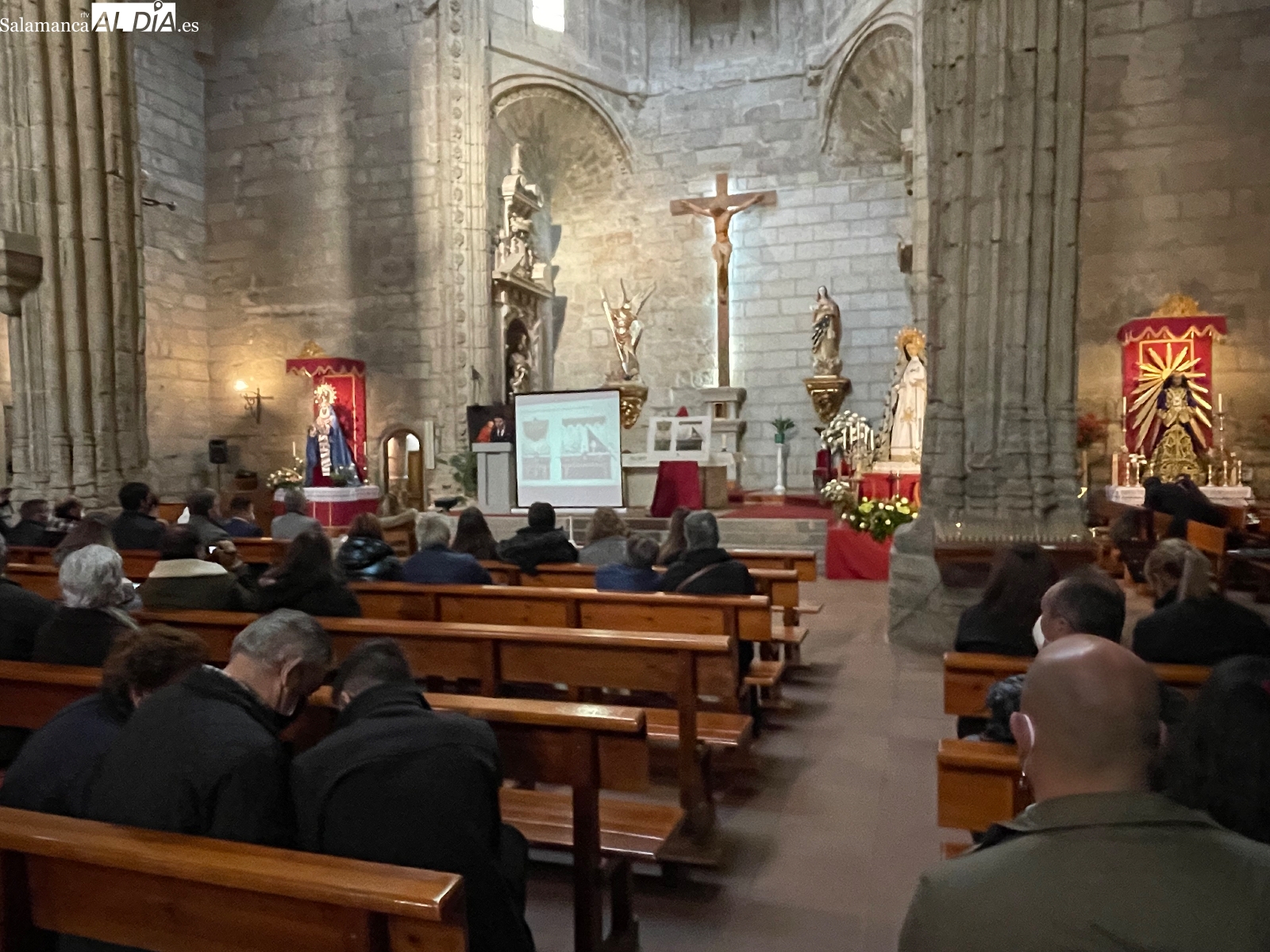 La iglesia parroquial acogía la presentación de la nueva imagen de palio de Nuestra Señora de la Esperanza 