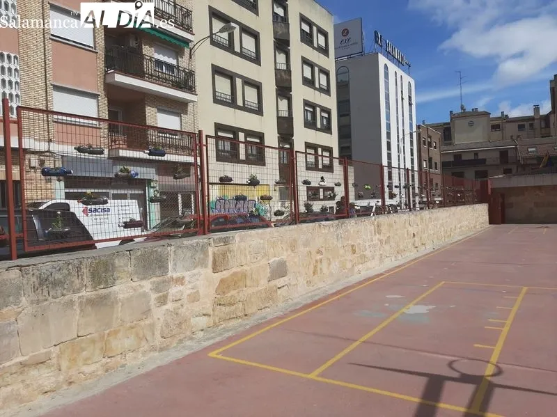 Jardineras caseras, diseñadas por los alumnos del CEIP Padre Manjón, en el patio de este colegio